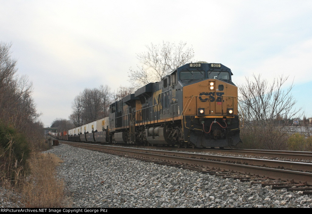 CSX 900 and train Q032